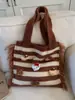 Bolsa Grande de Tricô em Cor Contrastante para Mulheres 2025 Nova Tendência Moda Bolsa Tote com Flores Outono e Inverno Popular Bolsa de Ombro Relaxada