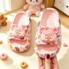 Novas pantufas infantis feitas de EVA, alta elasticidade, sola macia, confortáveis, leves, design de desenho animado, versáteis, de secagem rápida, resistentes ao desgaste, sandálias