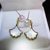 Brincos de Pérola para Mulheres, Banhados a Ouro 18K, Luxo Acessível, Estilo High-End, Mesmo Estilo, Brincos de Madrepérola Naturais, Conchas Reais, Venda Direta de Peça Única