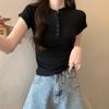 Tiro real 2025 verano nuevo camiseta de manga corta con cuello de media apertura y botones estilo americano para mujer, top corto ajustado plisado