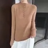 Otoño e invierno 2026 nuevo tejido de punto de lana pura de cuello medio medio abierto de manga larga para mujer color liso top suéter de lana acanalado