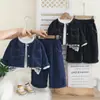 Conjunto de tres piezas de mezclilla de color liso estilo Chanel para niñas, atuendo de encaje de primavera para niños, moda de primavera para bebés, venta al por mayor