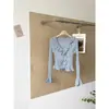 Puro y seductor, este top de punto de manga larga para mujer presenta un nuevo diseño de otoño/invierno con ribete de volantes, un escote en V, un corte ajustado y un favorecedor largo corto.