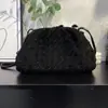 Bolsa Nuvem Camurça Fosca Retrô Boca Dourada Bolsa Tecida à Mão 2025 Nova Bolsa de Mão Pregueada Formato Dumpling