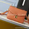 Bolsa de repuesto de alta calidad, bolsa de hombro moderna, bandolera, bolso para mujer con relieve, fuente de fábrica clásica de Guangzhou, productos transfronterizos