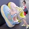 Zapatillas para niñas 2025 otoño/invierno nuevo superficie de cuero suela blanda zapatos sencillos color de dos tonos versátil casual blanco para niñas