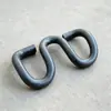 As molas de trilho em forma de W são resistentes à ferrugem, ao desgaste e possuem boa elasticidade, tornando a instalação e a desmontagem convenientes para trilhos de aço de vias industriais e de mineração.