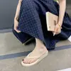Chinelos femininos de salto médio, modelo novo, antiderrapantes para uso externo, adequados para viagens, uso diário, sandálias de praia de verão para meninas