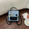 Diseñado para el invierno, este bolso de mano/hombro casual para mujer, estilo vintage 2026, de gran capacidad, moda retro, con bloques de color, es un bolso cuadrado pequeño.