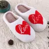 Día de San Valentín rojo AMOR bordado de amor pantuflas de felpa y algodón para amantes corazón de melocotón pantuflas de algodón al por mayor para interiores