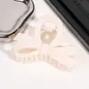 Dulce y Cremoso Cabello de Niña en la Parte Trasera de su Cabeza, Pinza de Tiburón, Pinza para el Cabello con Lazo Escarchado Linda y Sencilla Accesorio para el Cabello
