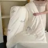 Un edredón floral bordado, delicado y elegante, adecuado para todas las estaciones, hecho de algodón suave y lavable y relleno de fibra de soja