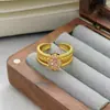 Anel Aberto Vintage com Pedra Zircônia Rosa Nicho Luxo Leve High-End Anel Empilhável Totalmente Cravejado de Diamante para Mulheres