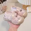 Tênis Esportivo Infantil 2026 Sapatos de Verão Estilo Menina Sapatos de Malha Respirável Sapatos Doces de Princesa Solado Macio Moda Casual Sapatos de Bebê
