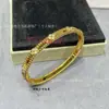 Pulseira com Contas em Ouro 18K Banhado a Ouro V Novo Estilo para Mulheres, Banhada a Ouro 18K e Cheia de Diamantes, Luxo Leve, Versátil e Não Desbota