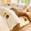 Nuevo juego de ropa de cama de cuatro piezas de grado A para 2026, seguro para bebés, con forro de felpa, engrosado, de terciopelo de leche y suave, cálido, con un estampado fresco y ligero para uso doméstico