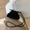 Bolsa Pequena Nicho Estilo Francês Retrô de Alto Acabamento para Mulheres, Nova Moda 2026 Bolsa Transversal de Alto Acabamento, Bolsa Nuvem Plissada