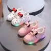 Nuevos estilos de primavera y otoño de zapatillas deportivas para niños, zapatillas casuales para niñas con lazo y lunares, zapatillas brillantes para bebé, modernas