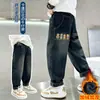 Calça Jeans Casual Forrada com Fleece Outono e Inverno para Meninos, Crianças Maiores 2025 Novo Inverno Solta Grossa Venda por Atacado Tendência