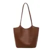 Bolso de hombro vintage de gran capacidad con un toque de alta gama, bolso tote versátil para el trabajo para mujer, bolso de patrón tejido de nicho, nuevo modelo para mujer