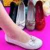 Zapatos planos de mujer sin cordones con suela de piel de vaca, modelo nuevo de otoño 06, piel suave, suela blanda, cómodos para madres, fáciles de poner, zapatos de mujer que no cansan