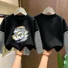 Camisa base de algodão com efeito de duas peças para meninos, novo modelo 2026, camiseta infantil de manga longa, estilo primavera e outono, blusa interna para crianças maiores