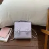 Mochila Novedad Primavera 2026 Estilo Coreano Nicho Linda con Relieve para Mujer, Bolso de Mano Versátil Ligero para Viajes