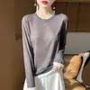 Suéter de punto texturizado color block, estiliza la figura, con mangas largas de color contrastante y diseño de cuello redondo, irradia un ambiente único y sofisticado, en suave blanco nube