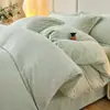 Set de cuatro piezas de terciopelo de leche bordado tridimensional engrosado para otoño e invierno, con un diseño fresco y elegante, cálido terciopelo de copo de nieve y un juego de tres piezas de terciopelo para bebé
