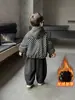 Ropa de Invierno para Niños Conjunto de Tres Piezas a Cuadros Engrosado Estilo Coreano Mono Infantil de Felpa Conjunto Guapo Ropa Elegante para Bebé Comercio Exterior