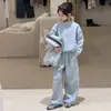 Nuevo conjunto de otoño e invierno estilo coreano para niñas, con chaleco acolchado y sudadera, cuello alto, pantalones de chándal y pantalones gruesos de pierna ancha.