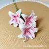 Lírio de Três Cabeças Flor Impressa em 3D Decoração de Mesa de Sala de Jantar de Sala de Estar Arranjo de Flores de Parede de Fundo Flor Artificial Jardim de Monet Fundo 3D Decoração de Casamento
