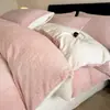 Juego de ropa de cama de cuatro piezas de terciopelo de leche rosa grueso y cálido para invierno, que incluye sábana plana, funda de edredón y sábana bajera, para un aspecto lujoso y sofisticado en el dormitorio principal.