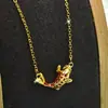 Colar Personalizado de Aço Titânio Peixe Koi para Mulheres, Luxo Leve Nicho High-End Pingente Peixe Vermelho Corrente Clavicular Atacado