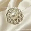 Botones de moda de alta gama con diseño calado de perla, botones de aleación cosidos a mano para chaquetas, camisas y ropa, con un diseño estilo Chanel