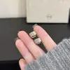 Brincos clássicos em padrão losango estilo Chanel, simples e versáteis para mulheres, brincos de luxo discreto de nicho de alta qualidade com estética minimalista