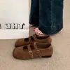 Sapatilhas retrô de camurça fosca 2026 outono novo estilo sapatos planos de moda com fivela dupla sapatos femininos rasos estilosos de bico quadrado