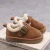 Sapatos de algodão com forro de fleece para meninas, novo estilo de inverno 2026, sapatos quentes infantis de sola macia, botas de neve confortáveis, tamanhos médios e grandes, sapatos peludos