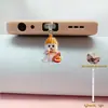 Enchufe de Polvo para Teléfono Móvil con Encanto de Patrón Fantasma de Té con Leche Plano 2D - Material Acrílico, Teléfono Móvil Universal