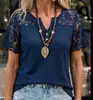Camiseta de manga corta con retazos de encaje estilo europeo y americano para mujer, camisa de gasa abotonada con cuello en V para verano, top bohemio de vacaciones, en stock