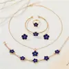 Nuevo conjunto de joyería de cuatro hojas de trébol y flor de ciruelo estilo europeo y americano para mujer, conjunto de cuatro piezas de lujo ligero: collar, pulsera, anillo y pendientes, en stock