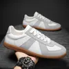 Tênis de Treino Masculino 2026 Novo Modelo Par de Sapatos Brancos Respirável Versátil Plano Esportivo Casual Sapatos de Solado Macio Tênis
