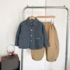 Valle del Viento 2026 Otoño Nueva Camisa Bordada con Letras Fresca para Niños Camisa Chaqueta Elegante a Rayas Verticales para Niños