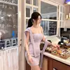 Vestido coreano roxo tomara-que-caia de seda gelada com um visual estiloso, design falso de duas peças, xale de tricô e uma saia justa curta pura e atraente