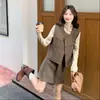 Otoño 2026 Nueva Moda Casual Adelgazante Simple Cómodo Agradable a la Piel Ropa Interior + Chaleco + Falda Corta Conjunto de Tres Piezas