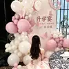 Decoración de celebración de graduación con globos y tableros KT, creando una atmósfera de alta gama para el éxito en el examen de ingreso a la universidad, pared de fondo de hotel