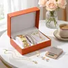 El Set de Relojes con Incrustaciones de Diamantes Dorados Más Vendido de Medio Oriente, Europa y América, Reloj para Mujer + Múltiples Cajas de Regalo de Joyería, Disponible en Stock para Suministro Directo