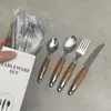 Herramientas Prácticas de Cocina para el Hogar Juego de Vajilla de Acero Inoxidable Mango con Veta de Madera Anti-quemaduras Cuchillo para Steak Occidental, Juego de Tenedor y Cuchara