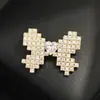 Broche Exquisito de Coração com Laço Cravejado de Diamantes, Alfinete de Colar Dourado Doce e Versátil Anti-Exposição, Acessórios Femininos