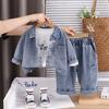 Elegante Conjunto de Otoño para Niños 2025 Nuevo Conjunto Casual de Tres Piezas de Mezclilla con Estampado de Letras para Niños